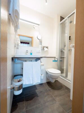 Habitación básica doble | Baño | Ducha, artículos de higiene personal gratuitos y secador de pelo