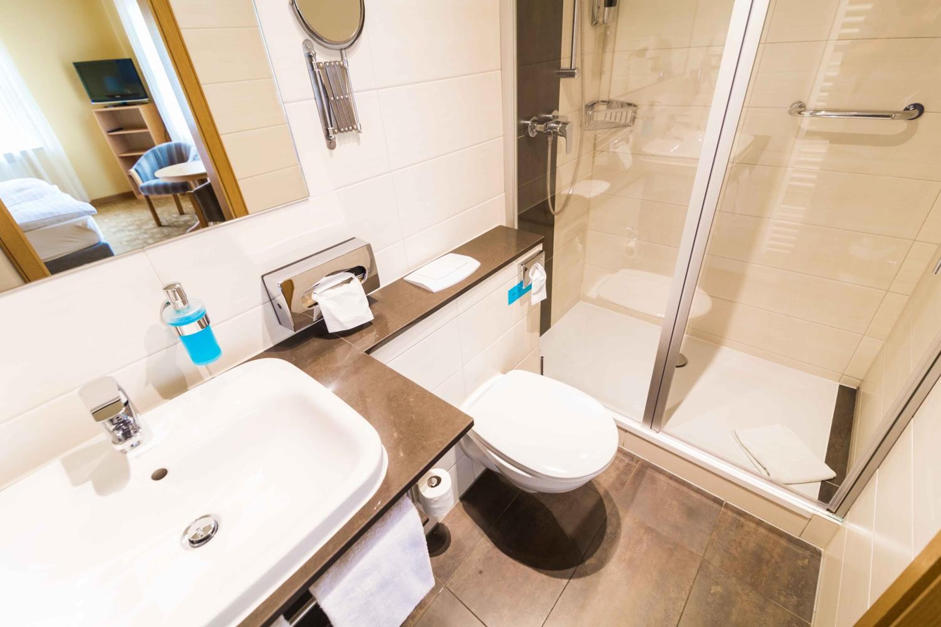 shower, free toiletries, hair dryer, towels