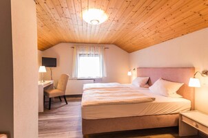 Desk, laptop workspace, blackout drapes, cribs/infant beds