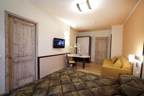 أغطية فراش متميزة وميني بار وخزنة داخل الغرفة ومكتب