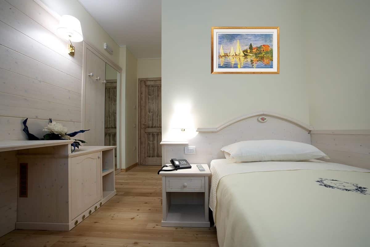 Ropa de cama de alta calidad y minibar 