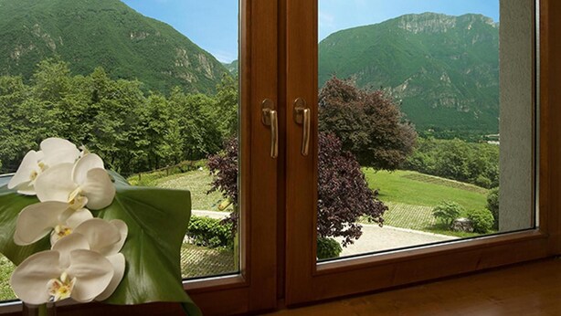 Una habitación con un ventanal que ofrece vistas a un paisaje montañoso.
