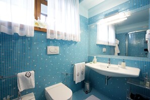 تجهيزات دش، مستلزمات مجانية للعناية الشخصية، مجففات شعر، مراحيض شطف