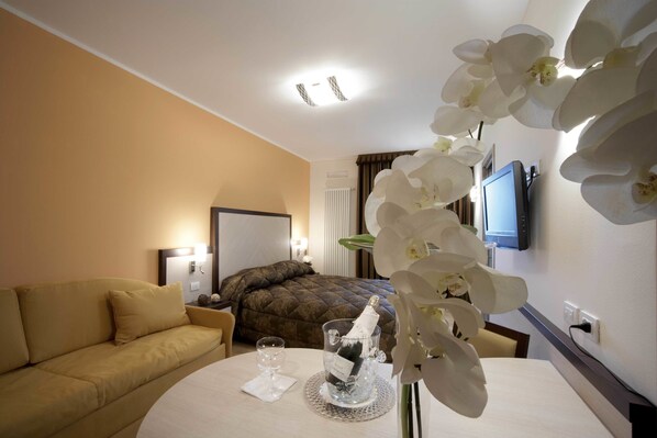 أغطية فراش متميزة وميني بار وخزنة داخل الغرفة ومكتب