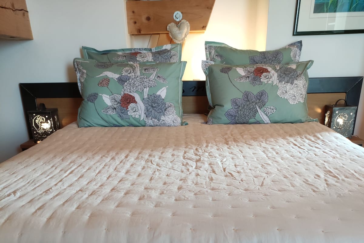 1 bedroom, premium bedding, Select Comfort beds, laptop workspace