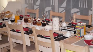 Desayuno continental gratuito y diario