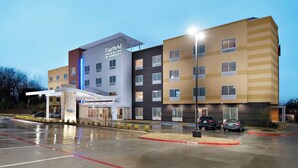 Un hôtel Fairfield Inn & Suites by Marriott, composé de plusieurs étages, doté d’un parking et d’une entrée couverte.