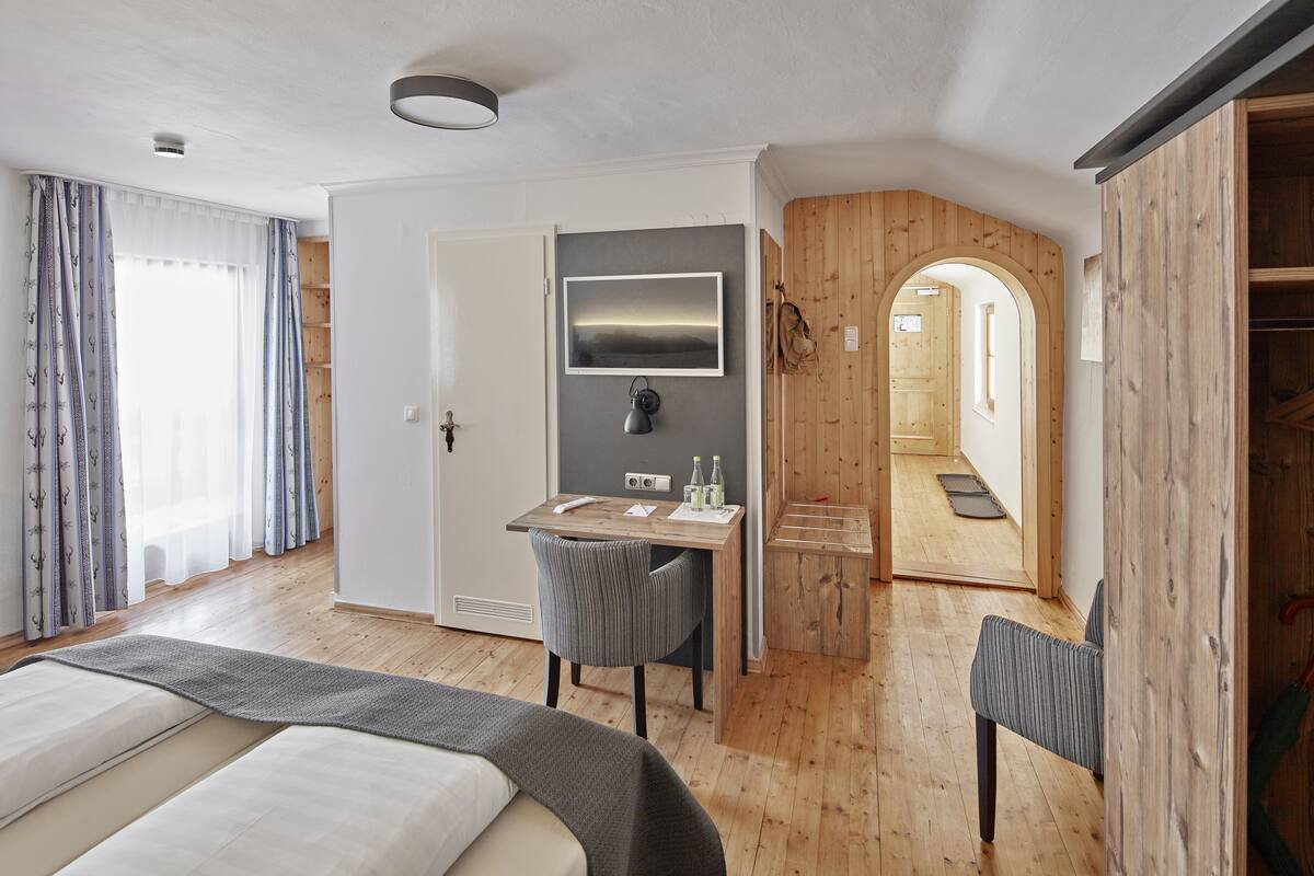 family suite (bathroom in master bedroom) | 1 bedroom, hypo-allergenic bedding, minibar, desk