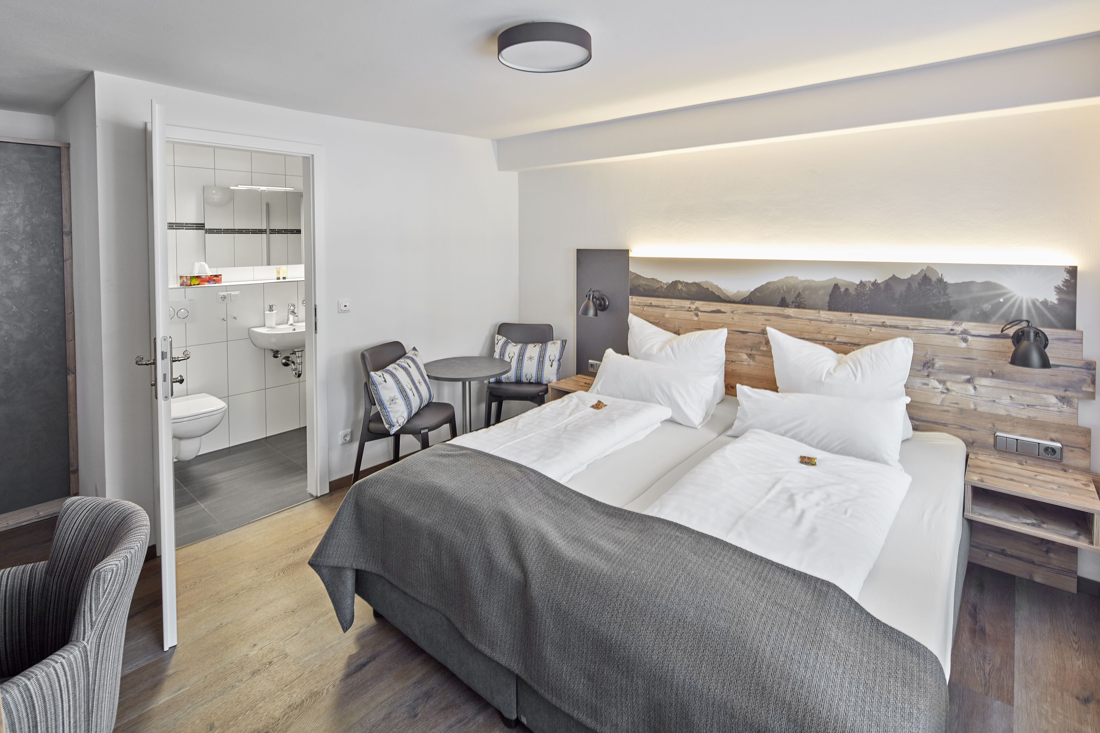 Comfort tweepersoonskamer | Hypoallergeen beddengoed, een minibar, een bureau