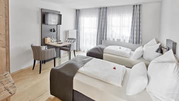家庭套房 (Bathroom in master bedroom) | 低過敏寢具、迷你吧、書桌、遮光布/窗簾