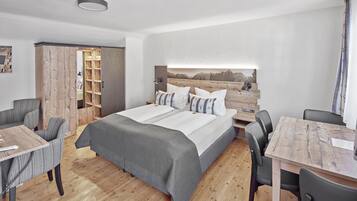 Hypo-allergenic bedding, minibar, desk, blackout curtains