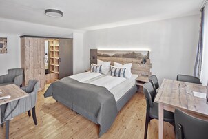 家庭套房 (Bathroom in master bedroom) | 防过敏的被褥、迷你吧、办公桌、遮光窗帘