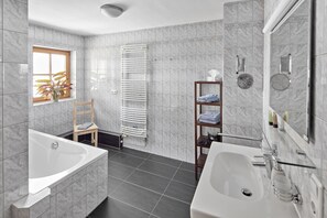 Junior Suite | Bathroom | Eco-friendly toiletries, hair dryer, bathrobes, slippers