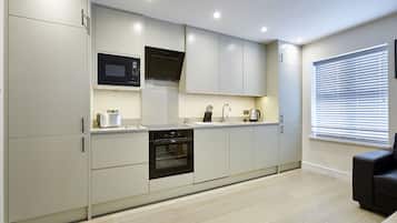 Appartement, 1 chambre | Cuisine privée | Grand réfrigérateur, micro-ondes, four, plaque de cuisson