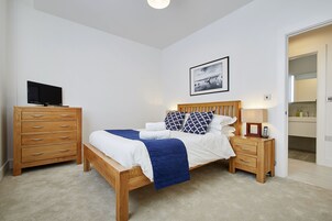 In-room safe, laptop workspace, iron/ironing board, free WiFi
