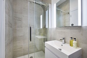 淋浴设施、免费洗浴用品、吹风机、毛巾