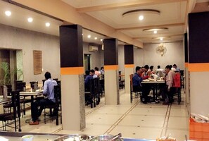 Restaurant - Hotel Orange Inn (Ahmedabad)