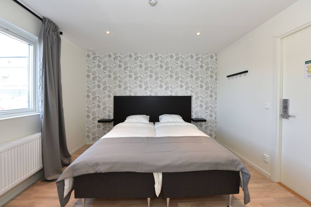Habitación estándar con 2 camas individuales, 2 camas individuales, baño compartido | Cortinas opacas, sistema de insonorización, wifi gratis y ropa de cama