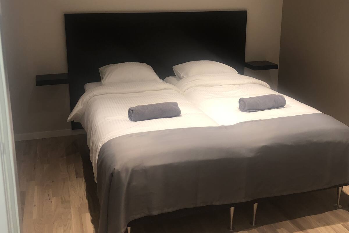 Habitación estándar con 2 camas individuales, 2 camas individuales, baño compartido (no window) | Cortinas opacas, sistema de insonorización, wifi gratis y ropa de cama