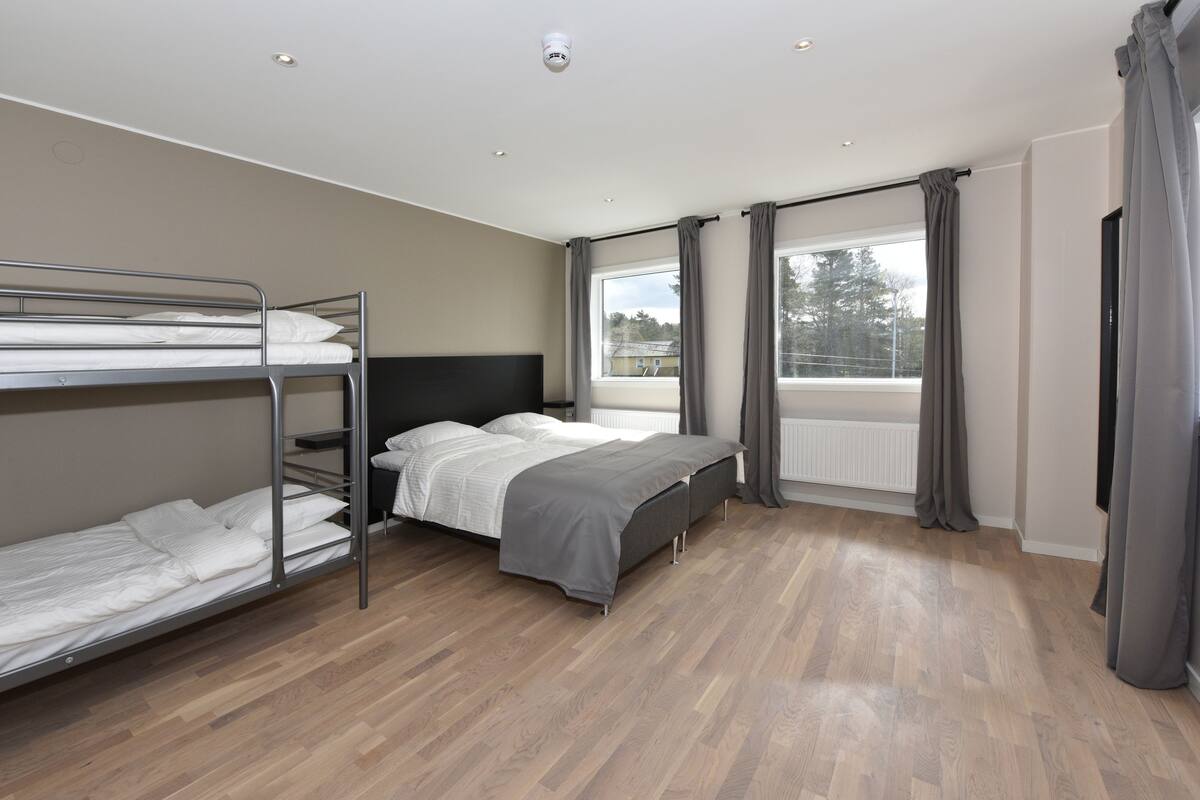 Habitación cuádruple básica, varias camas, baño compartido | Cortinas opacas, sistema de insonorización, wifi gratis y ropa de cama