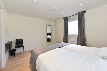 Quarto duplo standard, 2 camas de solteiro, banheiro compartilhado | Cortinas blackout, quartos à prova de som, Wi-Fi de cortesia. Måby Park Hotel Arlanda