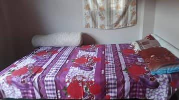 Quarto básico, 1 cama de casal, para não fumantes | Wi-Fi de cortesia