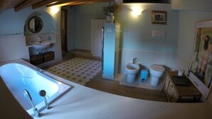 Un bagno con vasca, lavandino e WC.