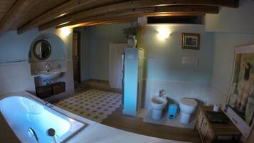 Quadruple Room | Bathroom | Shower, rainfall showerhead, free toiletries, hair dryer