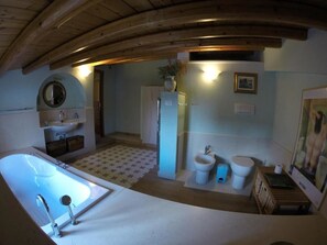 Phòng 4 | Phòng tắm | Buồng tắm vòi sen, vòi sen phun mưa, đồ dùng nhà tắm miễn phí 