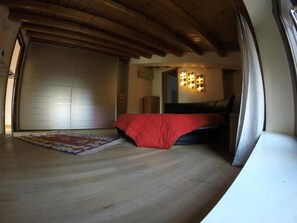 Phòng 3 Deluxe, nhiều giường | Bàn, giường gấp/giường phụ (phụ phí) 