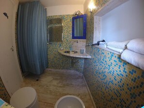 Superior Quadruple Room, Multiple Beds | Bathroom | Shower, rainfall showerhead, free toiletries, hair dryer - I Campanili (Agrigento)