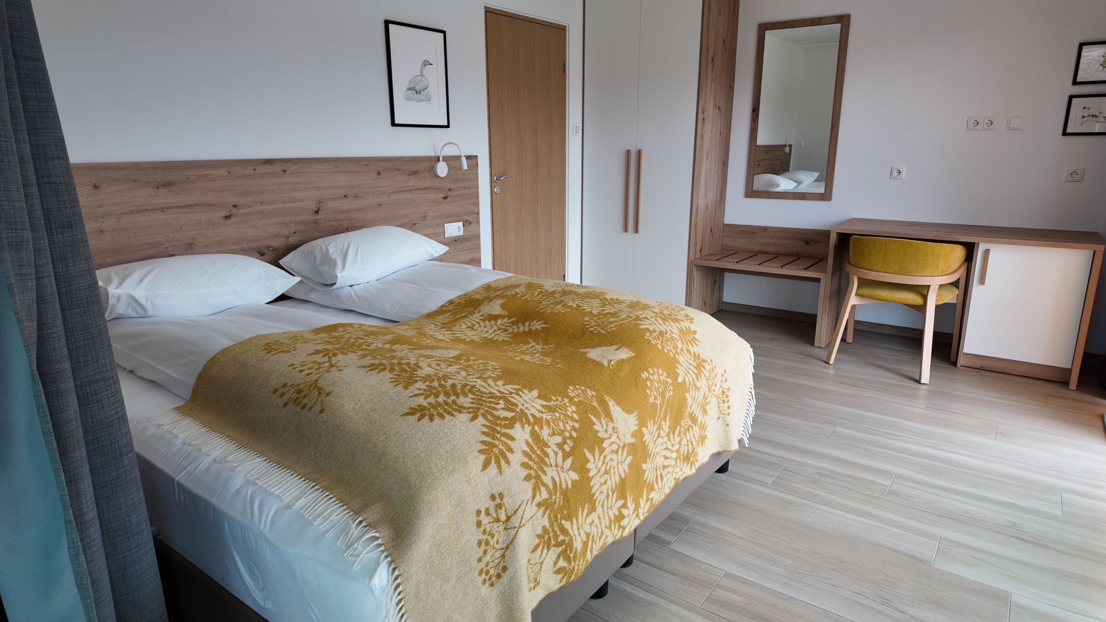 Un dormitorio con una cama, un escritorio y una silla.