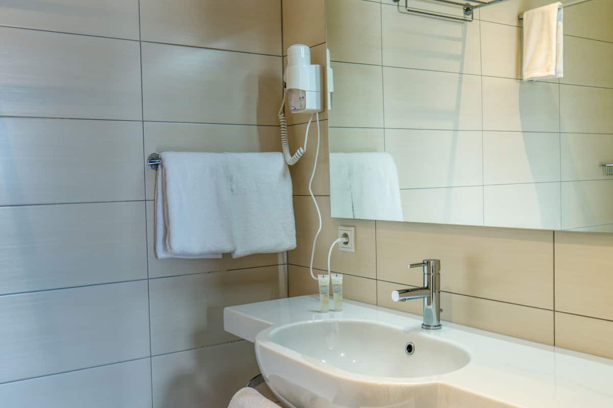 desk, blackout curtains, soundproofing, free wifi