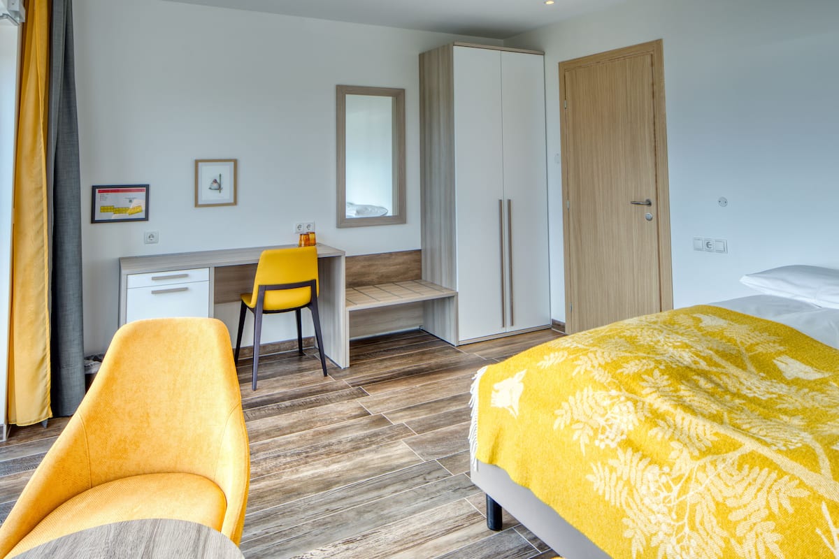 desk, blackout curtains, soundproofing, free wifi