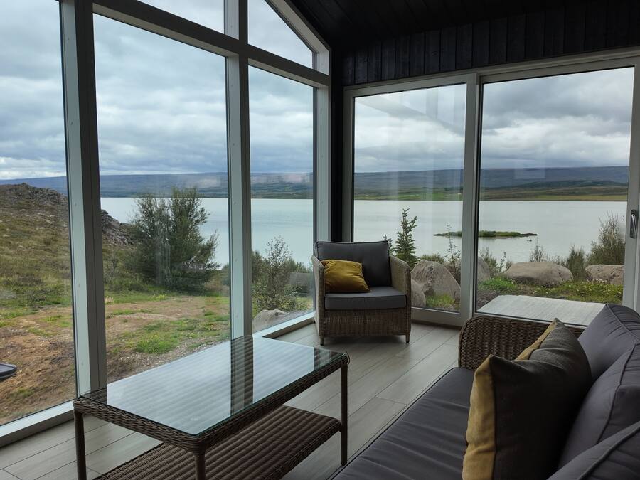 Suite, utsikt mot innsjø | Oppholdsområde | Oppvarmet gulv