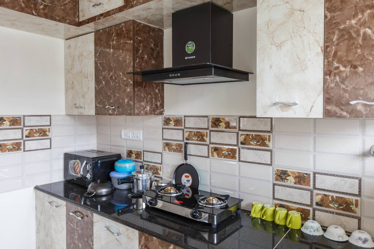 Full-sized fridge, microwave, stovetop, coffee/tea maker