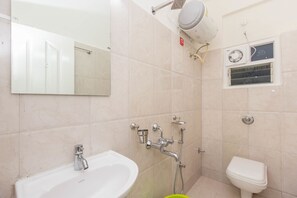 Basic Apartment, 2 Double Beds, Non Smoking | Bathroom