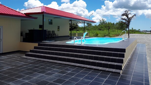 Outdoor pool - Riverside Bungalows Commewijne (Meerzorg)
