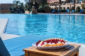 Una piscina techada, 2 piscinas al aire libre