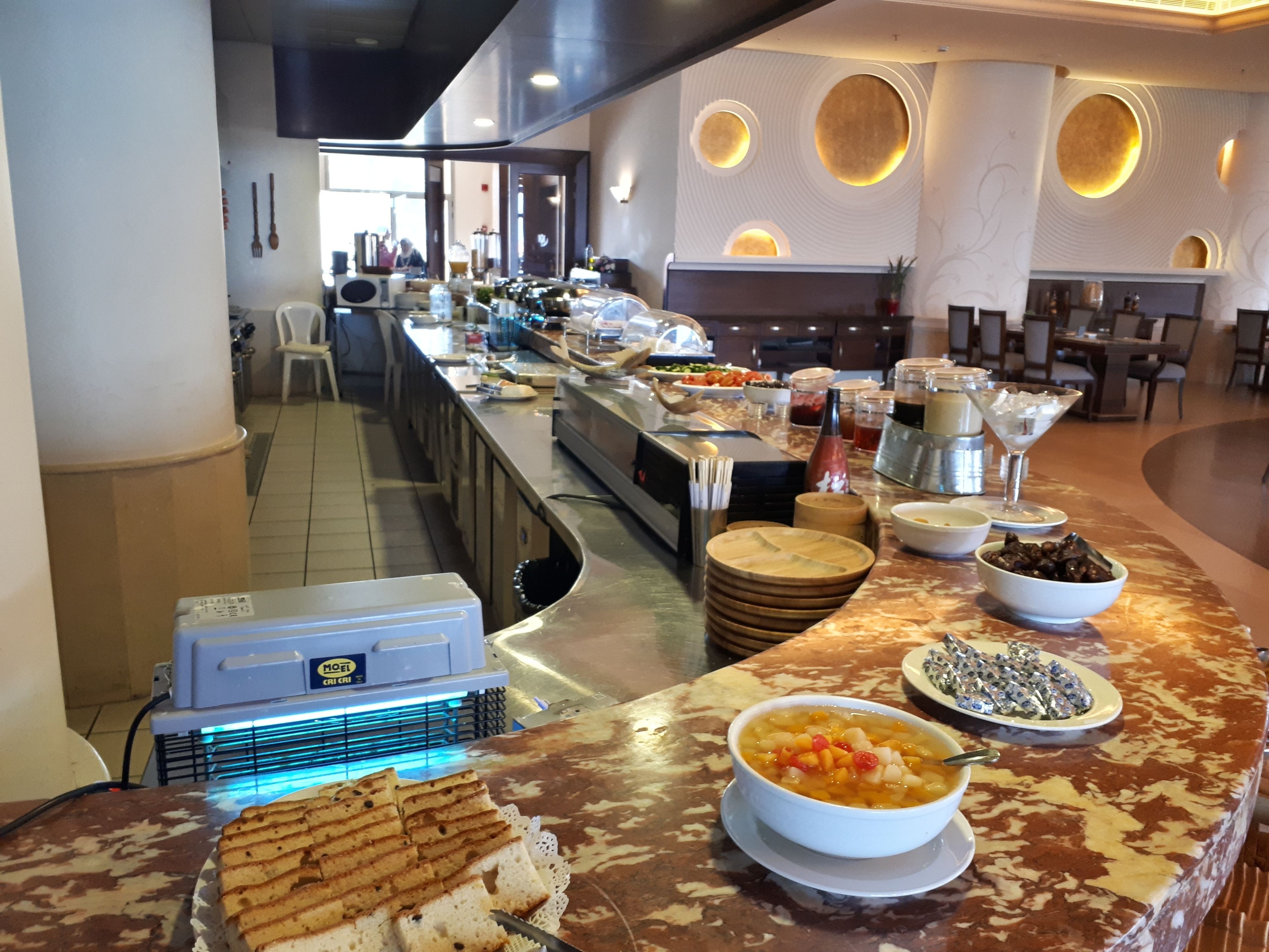 Un'area buffet con diversi cibi e un angolo dedicato ai dolci.