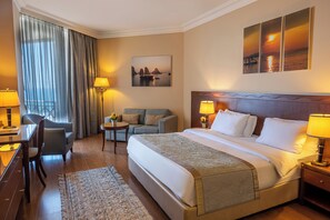 Tallelokero huoneessa, pimennysverhot, äänieristys, silitysrauta/-lauta