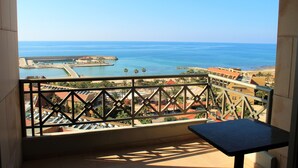 Un balcón con vista al mar y al puerto.