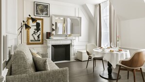 Une salle à manger avec une cheminée, une table ronde et un canapé.