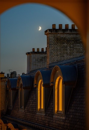 Un edificio con chimenea de ladrillo y ventanas de arco.