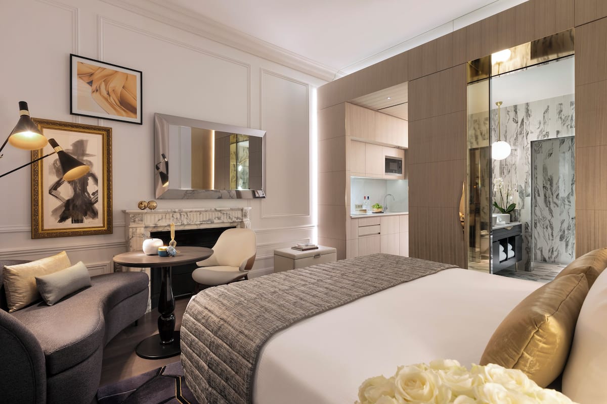 Luxe beddengoed, een kluis op de kamer, een bureau