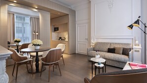 Un salon moderne avec un coin repas, un canapé et une cuisine en arrière-plan.