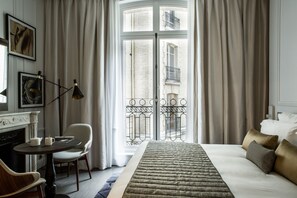 Premium bedding, in-room safe, desk, blackout curtains - La Clef Champs-Élysées Paris by The Crest Collection (Paris)