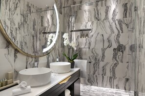 Bathroom - La Clef Champs-Élysées Paris by The Crest Collection (Paris)