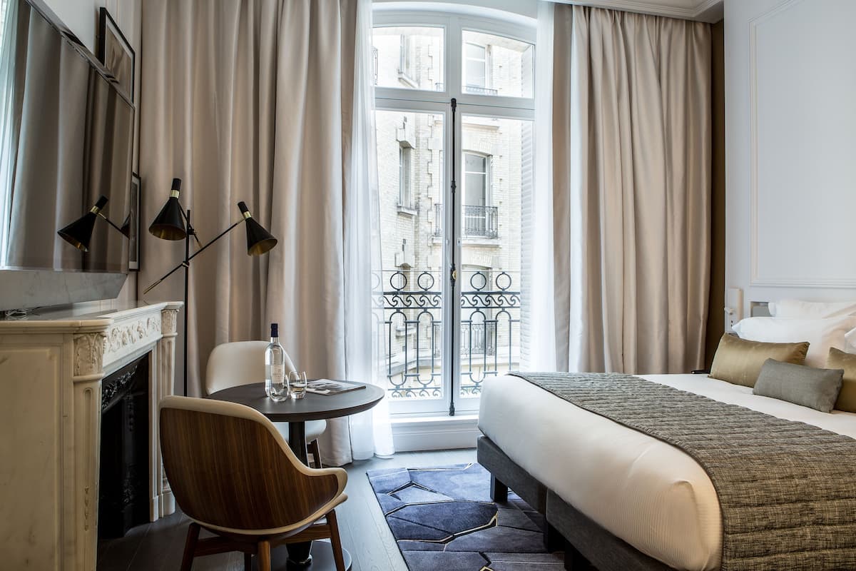 Quarto superior | Roupas de cama premium, cofres nos quartos, escrivaninha