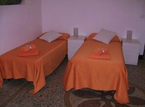 Triple Room, Shared Bathroom | Free cribs/infant beds, rollaway beds, free WiFi, bed sheets - B&B Il Girasole (Genoa)